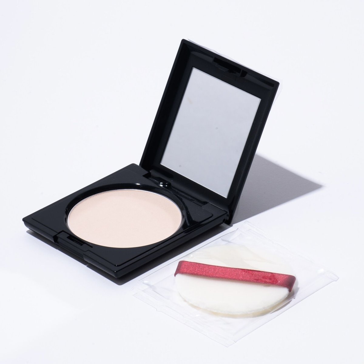 毛穴レス陶器肌になりたい方へ。カバー力が高くメイク崩れを防いで