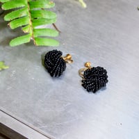 earring black beads