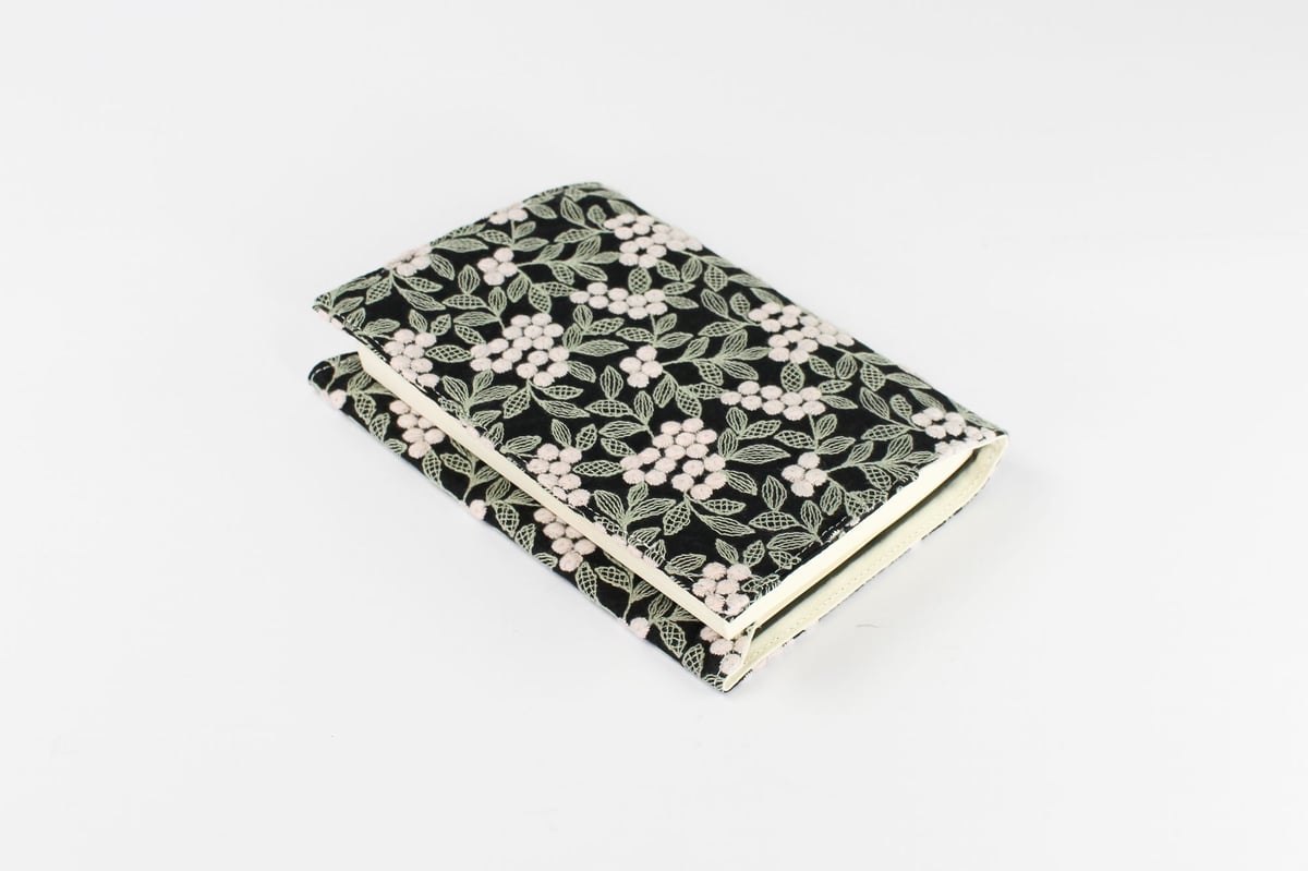 メモリー㉓ブックカバー ブックカバー / EMBROIDERY BOOKCOVER 46判 25AW | BIBLIO