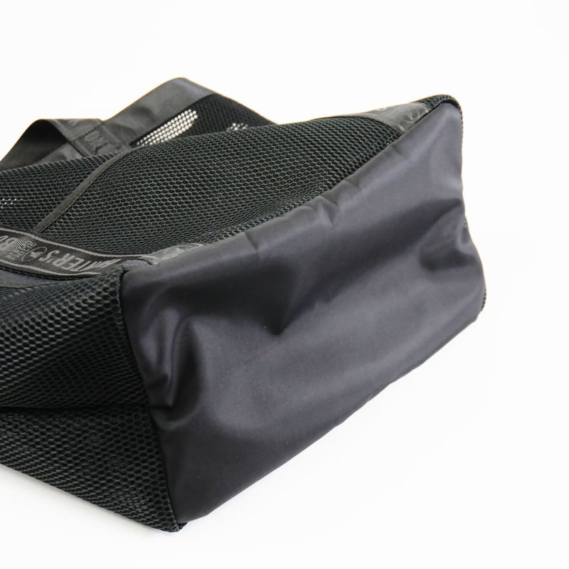 Mesh tote bag with zipper outlet