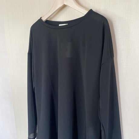 【siro シロ】 back slit Tshirt in off/lightgray/black