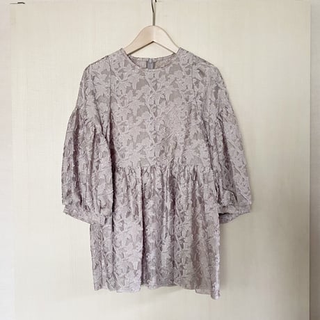 【Greed International グリードインターナショナル】Shiny Flower Jacquard Puff Blouse Lt Gray