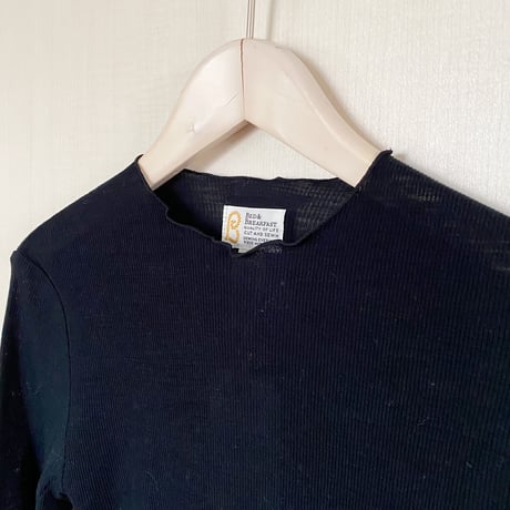【Bed&Breakfast ベッド＆ブレイクファースト】Cosmorama Wool Slim Crew Neck Top in Black