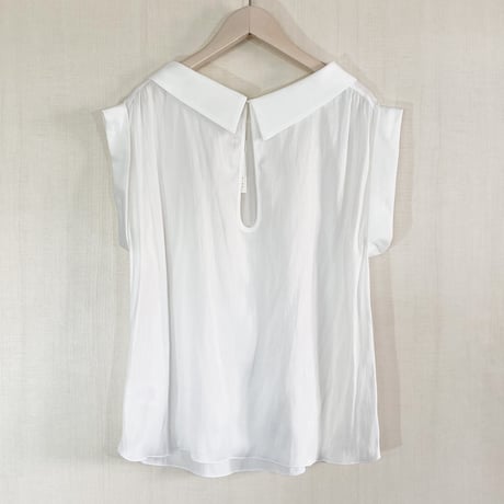 【Bed&Breakfast ベッド＆ブレイクファースト】Tumbler Finishing Satin Blouse in Off White