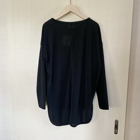 【siro シロ】 back slit Tshirt in off/lightgray/black