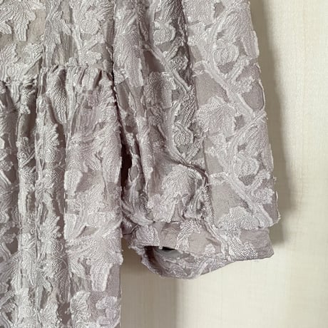 【Greed International グリードインターナショナル】Shiny Flower Jacquard Puff Blouse Lt Gray