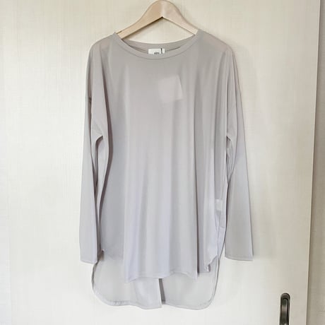 【siro シロ】 back slit Tshirt in off/lightgray/black