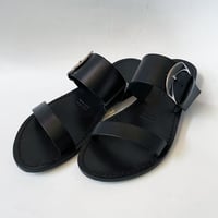 【MAURO de BARI マウロ デ バーリ】バックルフラットカフレザーサンダル