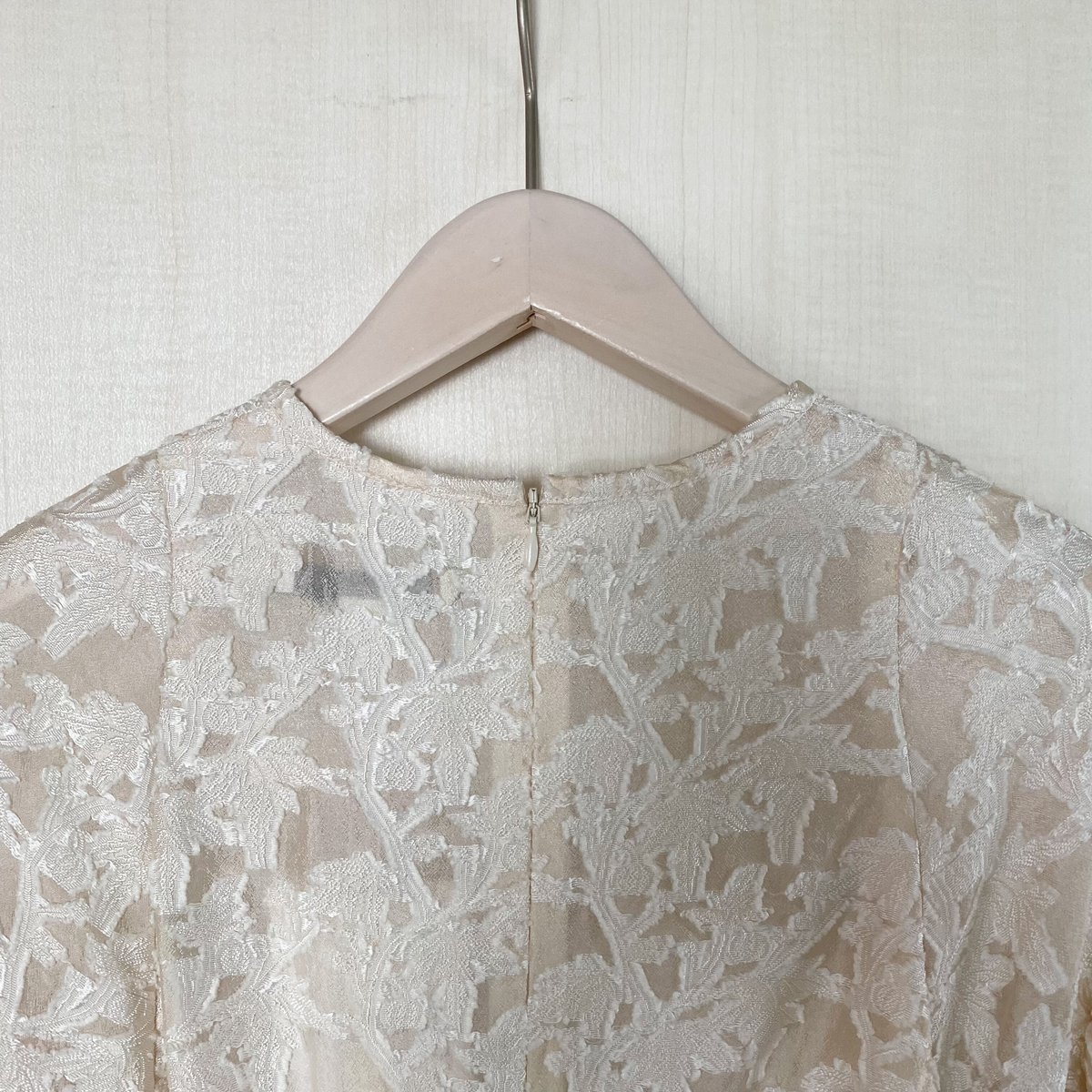 【Greed International グリードインターナショナル】Shiny Flower Jacquard Puff Blouse in  Ivory