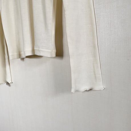 【Bed&Breakfast ベッド＆ブレイクファースト】Cosmorama Wool Slim Crew Neck Top in Off White