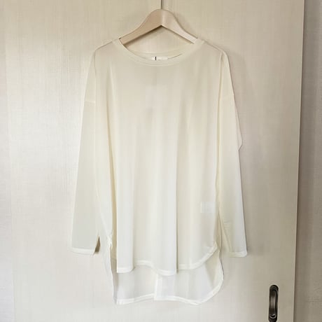 【siro シロ】 back slit Tshirt in off/lightgray/black