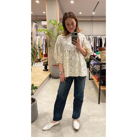 【Greed International グリードインターナショナル】Shiny Flower Jacquard Puff Blouse in Ivory