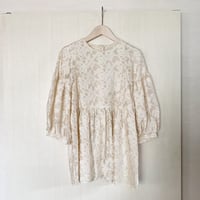 【Greed International グリードインターナショナル】Shiny Flower Jacquard Puff Blouse in Ivory