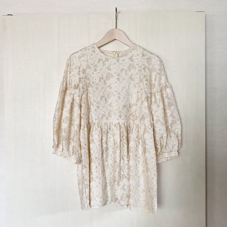 【Greed International グリードインターナショナル】Shiny Flower Jacquard Puff Blouse in Ivory