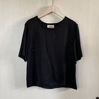 【Bed&Breakfast ベッド＆ブレイクファースト】Tumbler Finishing Satin Tee in Black