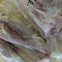 冷凍　猪スネ肉(骨付き）