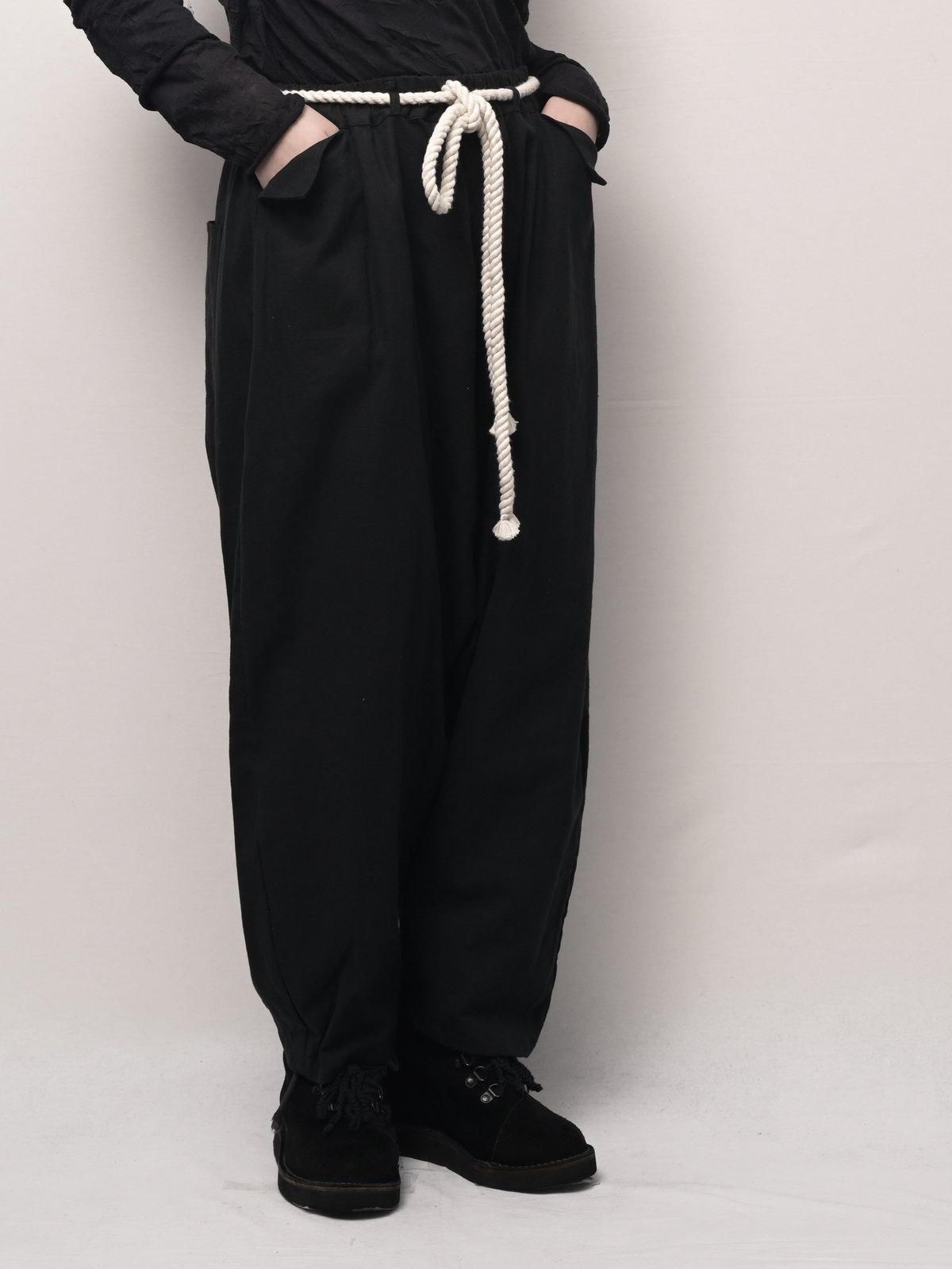 黒綿麻 縄ベルトサルエルパンツ | I R O F U S I online shop