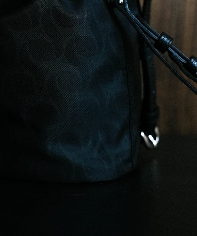 01 LUXURY MATERIAL DRAWSTRING BAG by LIMONTA |