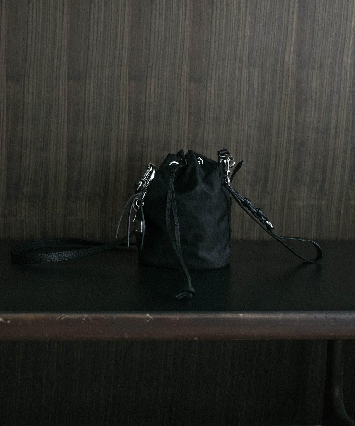01 LUXURY MATERIAL DRAWSTRING BAG by LIMONTA |