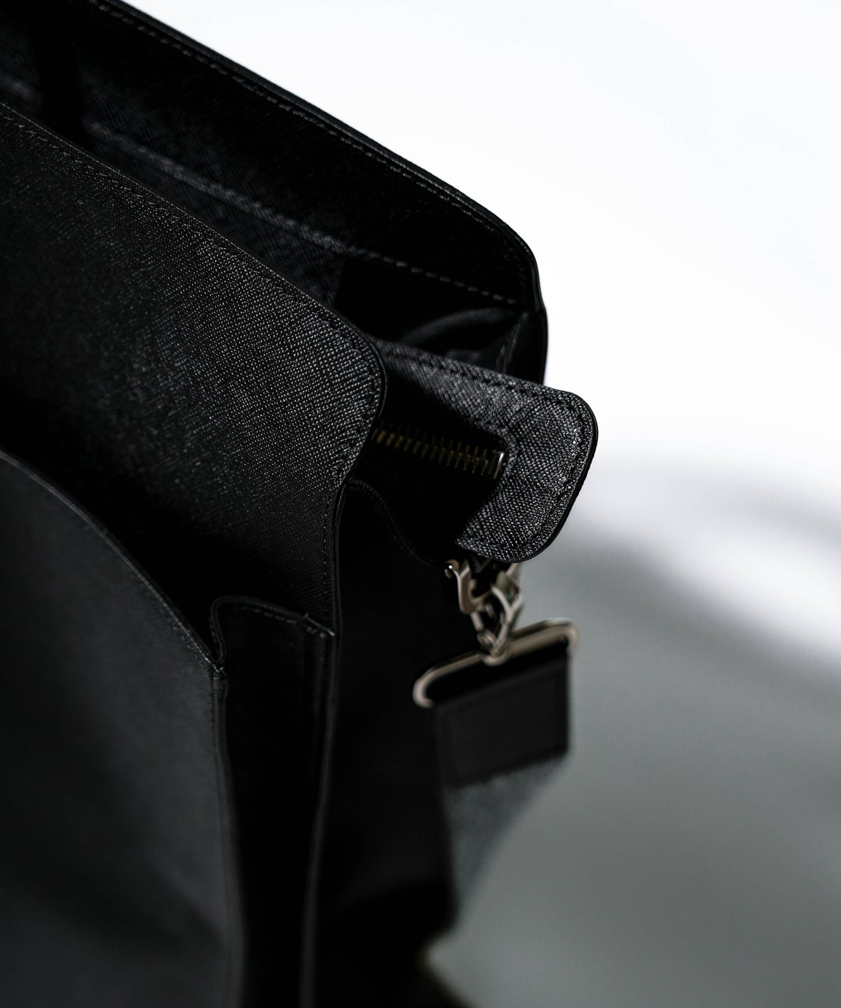 CTHY+Rich I】SAFFIANO LEATHER HELMET BAG [LARGE CTHY+Rich I】SAFFIANO LEATHER HELMET BAG [LARGE