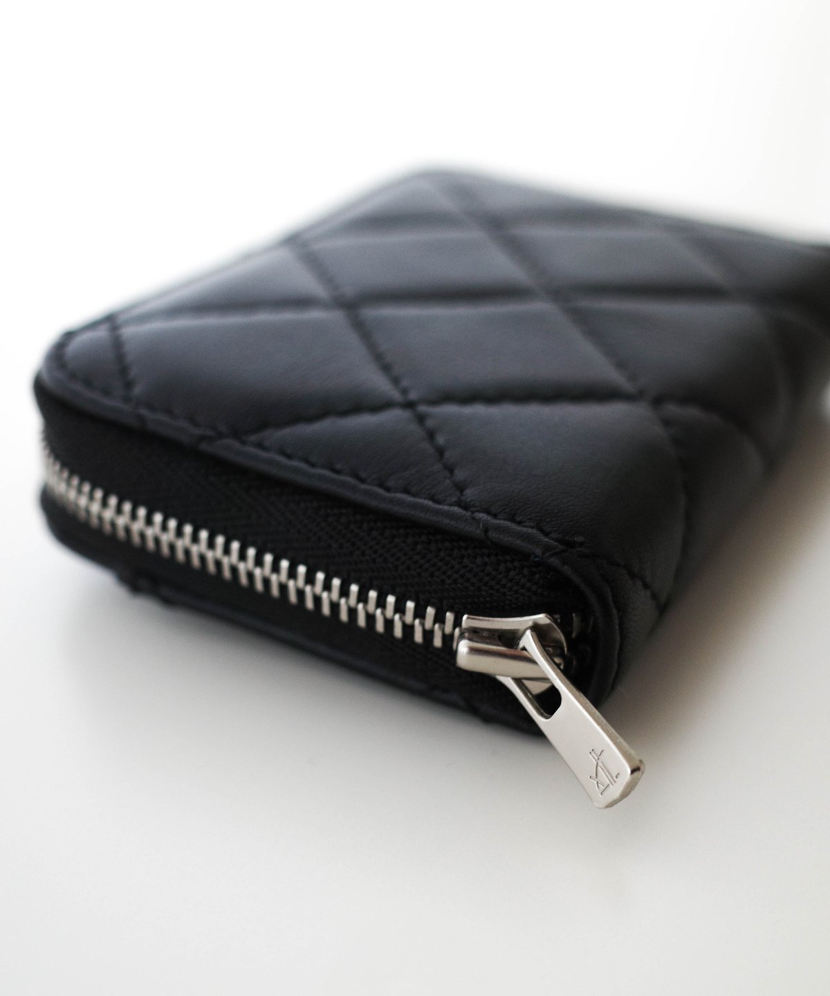 EXCELLA ZIP MINI WALLET [ ENAMEL & QUILTING LEATHER ]