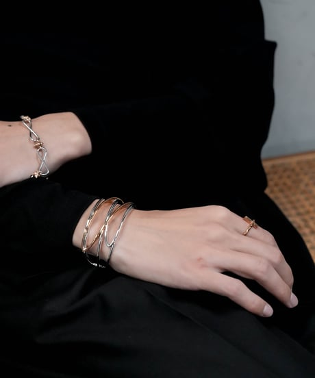 HIGH-END STRUCTURE WIDE BANGLE