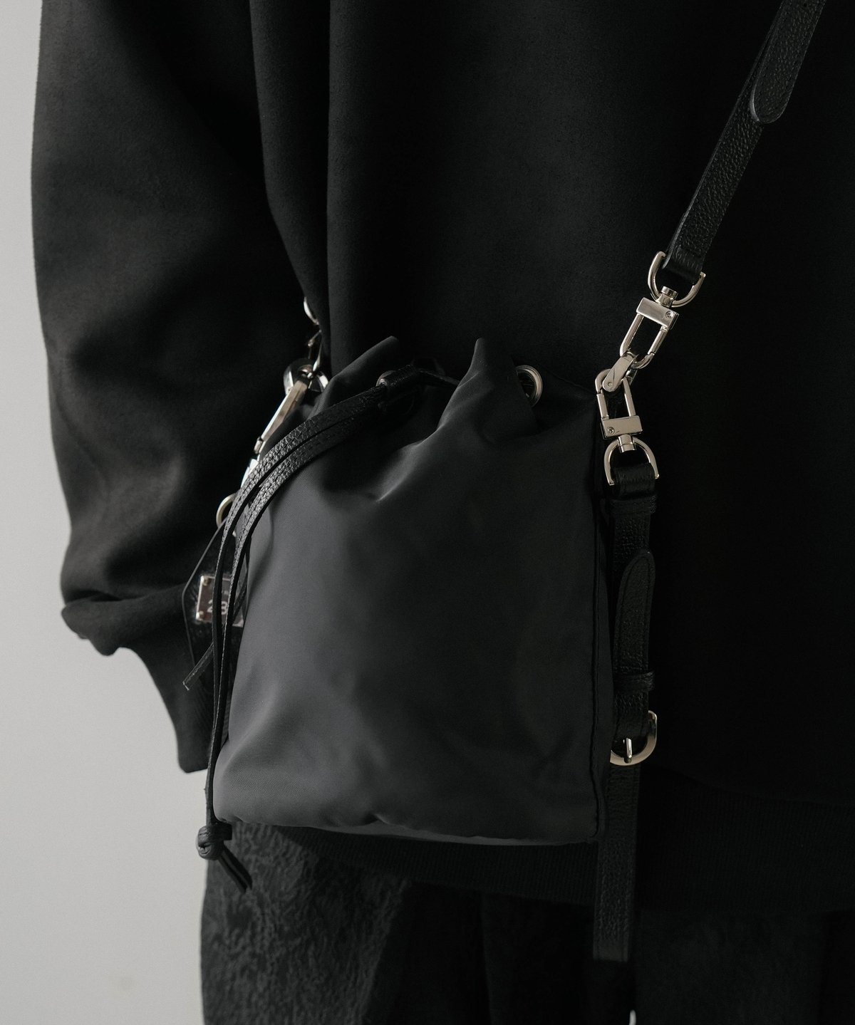 01 LUXURY MATERIAL DRAWSTRING BAG by LIMONTA |