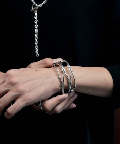 HIGH-END STRUCTURE WIDE BANGLE