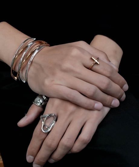 HIGH-END STRUCTURE WIDE BANGLE