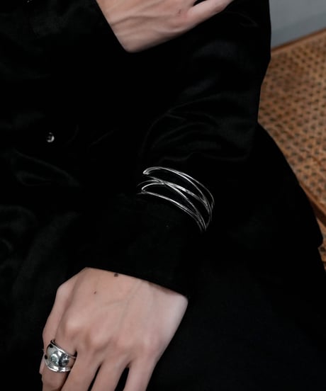 HIGH-END STRUCTURE WIDE BANGLE