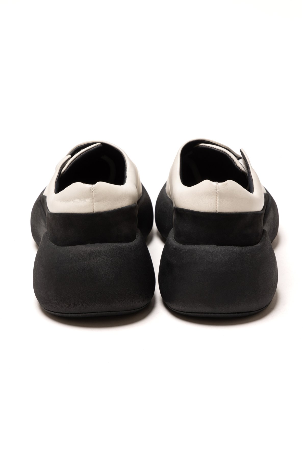 A*n様 VEIN25AW カウレザー オーバルソールトレーナー サイズ42 ブ VEIN25AW カウレザー オーバルソールトレーナー サイズ42