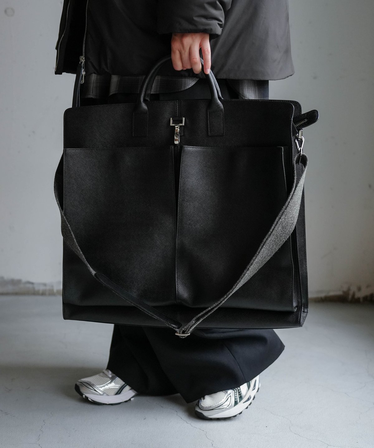 CTHY+Rich I】SAFFIANO LEATHER HELMET BAG [LARGE CTHY+Rich I】SAFFIANO LEATHER HELMET BAG [LARGE