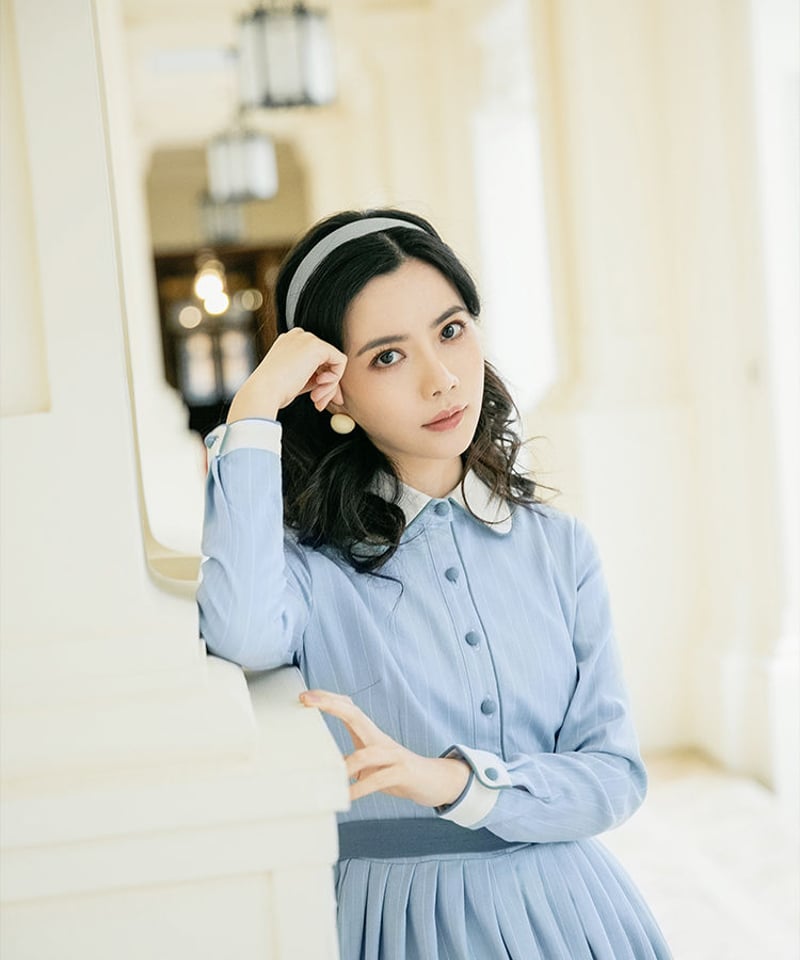 白のドールカラー 清楚なスカイブルーストライプのプリーツ