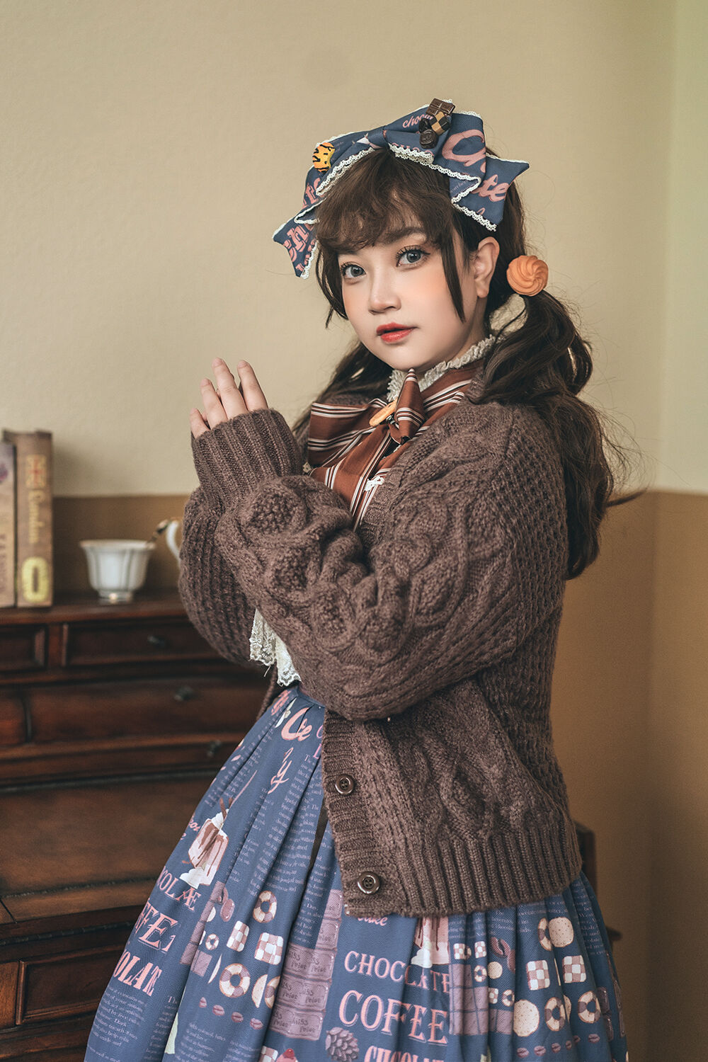 G545/Q-pot. ニットカーディガン チョコレート柄 ブラウン 秋冬 Q-pot. Dressの秋冬コレクション、学校をイメージしたチョコ