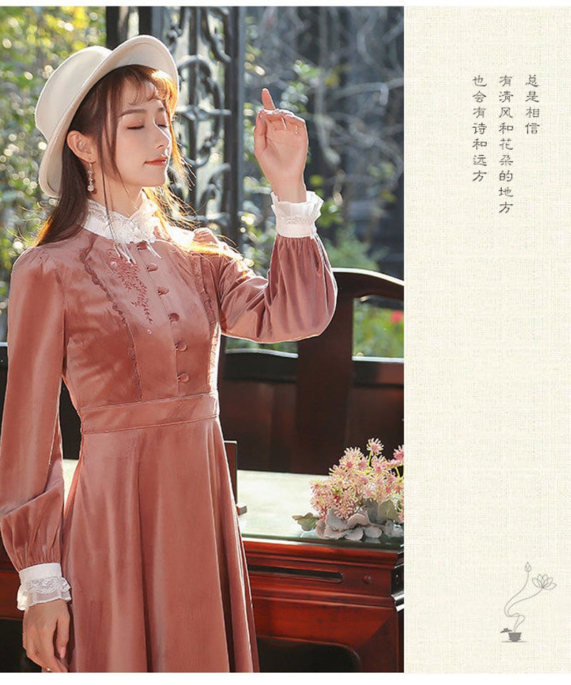 ピンクベルベット 白いレースのスタンドカラーのレトロロング