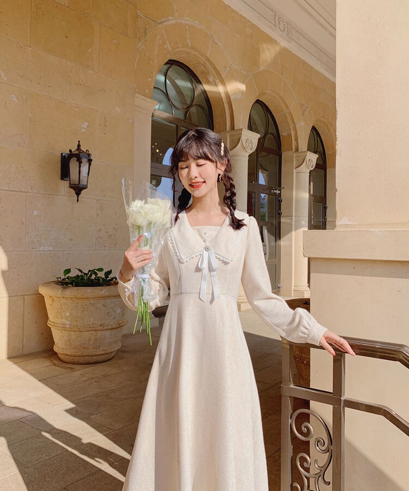 アイボリーホワイト ソフトなふくれ織 レースの縁取りのV字のとがった 