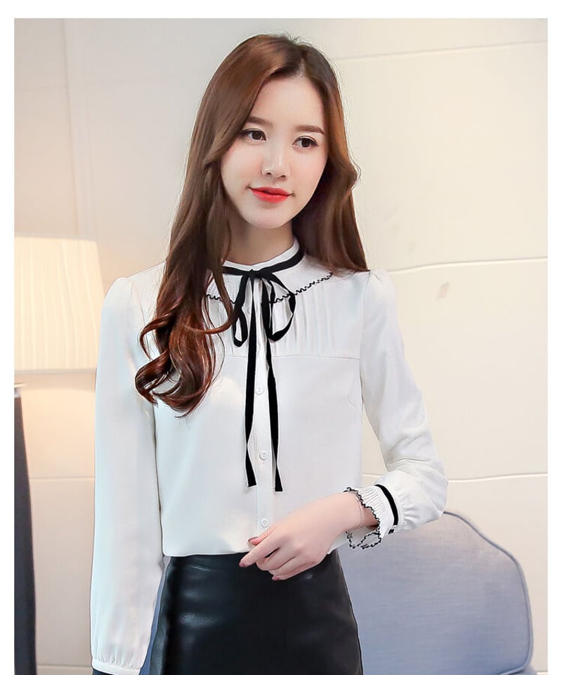 エレガントなプリーツフリル ブラウス 黒リボンとステッチがアクセント