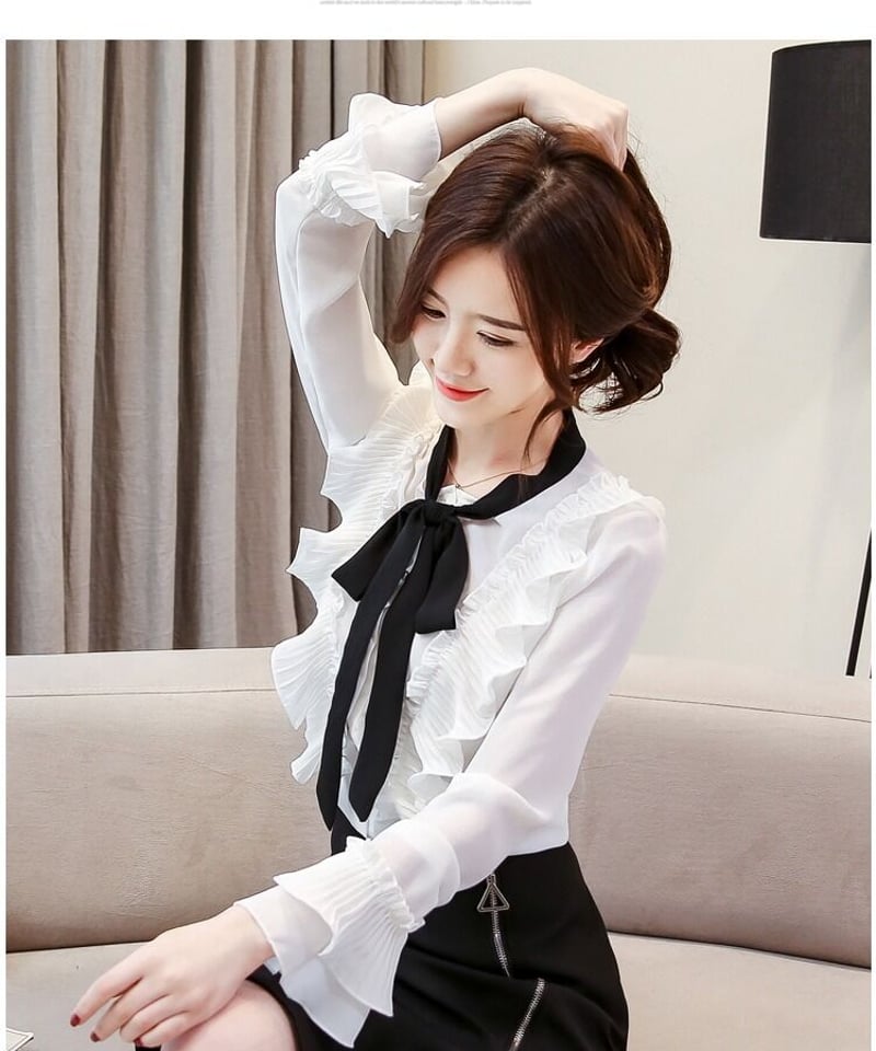 プリーツフリルを前身頃と袖口にあしらった黒リボンのボウタイブラウス