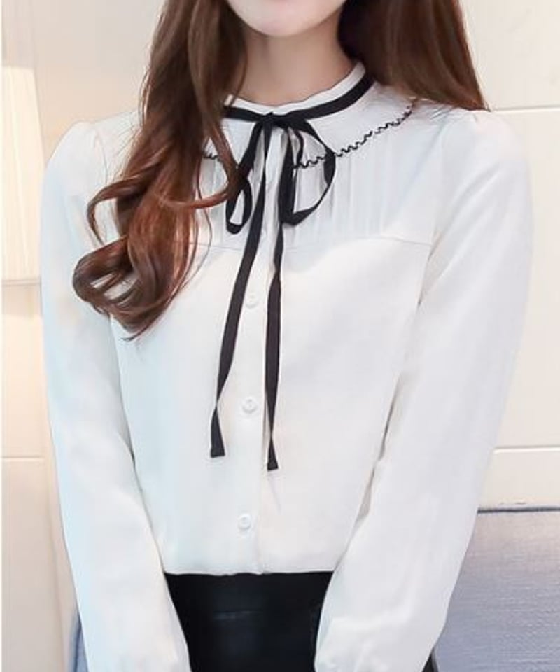 エレガントなプリーツフリル ブラウス 黒リボンとステッチがアクセント