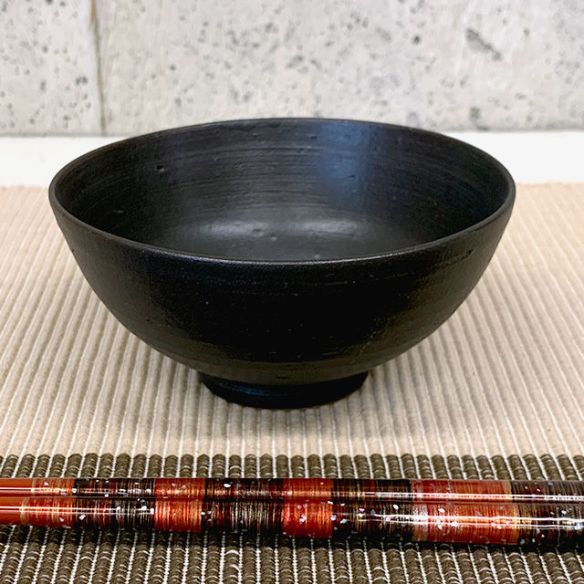 笠間焼　湯呑み　手作り陶器茶碗 黒と赤の釉薬 笠間焼 / ご飯茶わん（黒釉） | 和の雑貨 えん