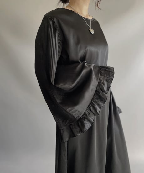 【USED】 Poly Long One-piece Pleats Sleeve / 2301112-003