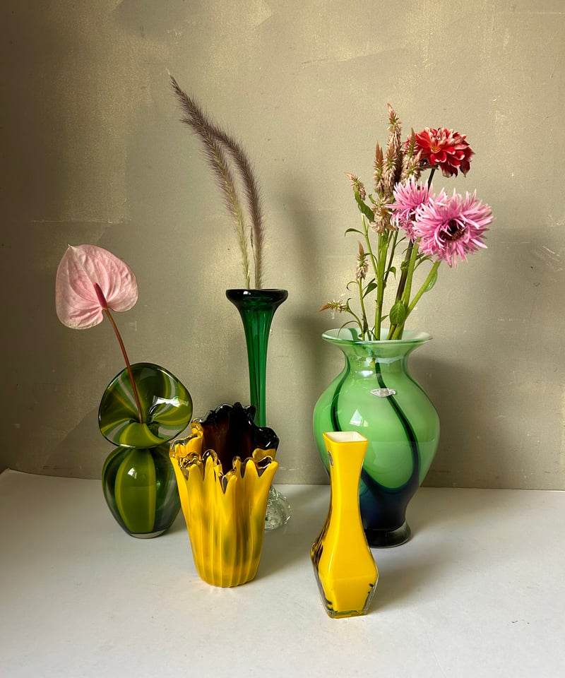 梅柄花瓶／未使用 梅の花が描かれた日本の白磁の花瓶。ビンテージ九谷焼、日本