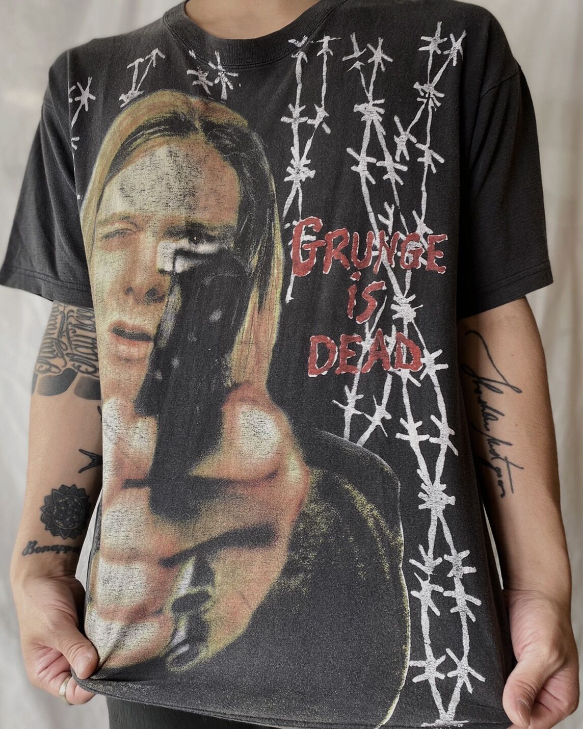 nirvana grunge is dead Tシャツ Vintage Kurt Cobain 'Grunge Is Dead' Memorial T Shirt 90s