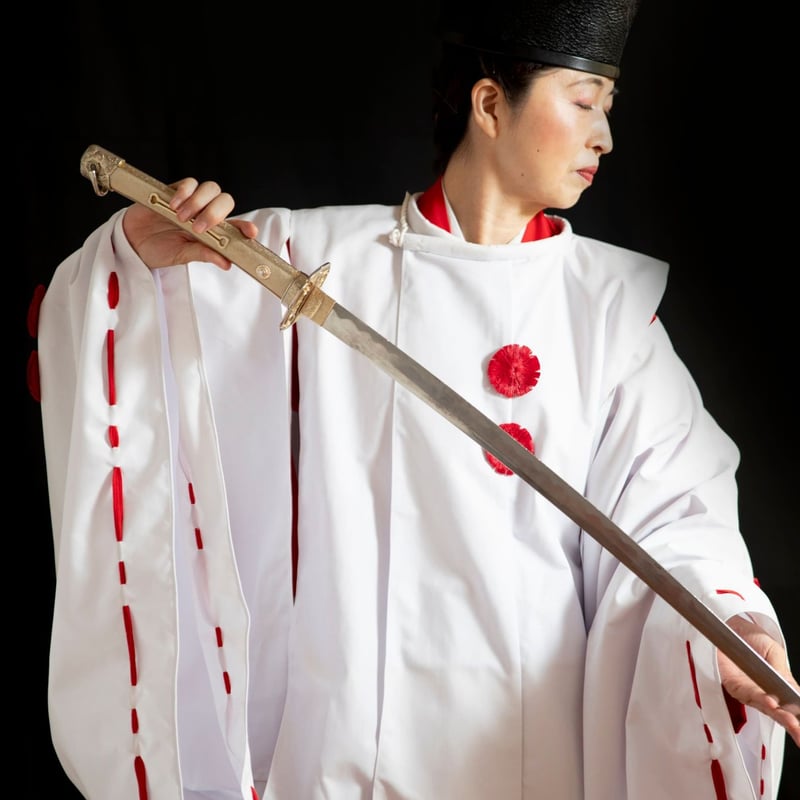 城 根付 白色 二人 武士 極上 和装小物 古美術品 春面 2点まとめ 白甲州印伝白蜻蛉柄5号合鉢武田信玄白糸縅兜半円型アクリルケース勇将