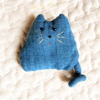 ねこ ブローチ おにぎり型