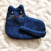 ねこ ブローチ 紺