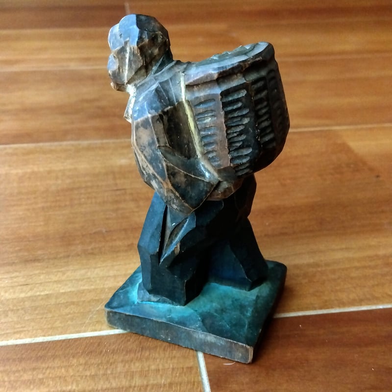 木製農夫の彫刻 fit=scale-down,w=1200