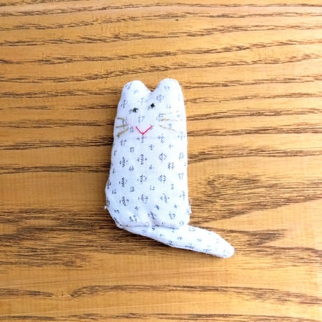 白ねこ ブローチ