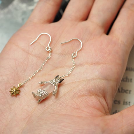ふしぎのイエティのピアス・イヤリング【受注制作 1ヶ月以内に発送】