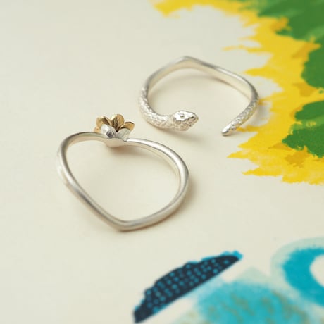 へびと庭の花のリング【受注制作 1ヶ月以内に発送】